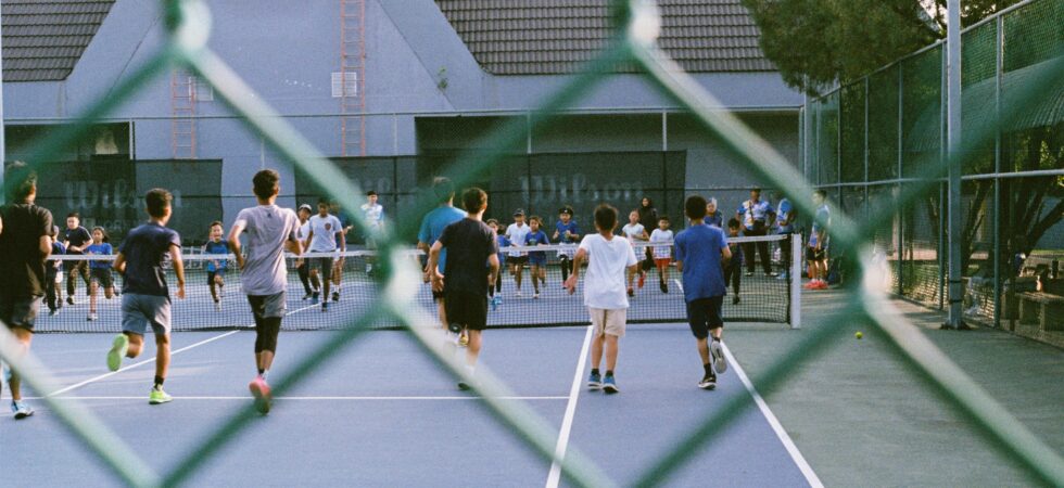 nik radzi Dhdck86QmyE unsplash 980x450 - À quel âge commencer le tennis? Le guide simple pour les parents