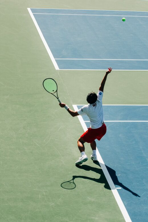 tennis serve 520x780 - Les 8 Étapes Essentielles Pour Exécuter le Service au Tennis