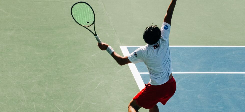 tennis serve 980x450 - Les 8 Étapes Essentielles Pour Exécuter le Service au Tennis
